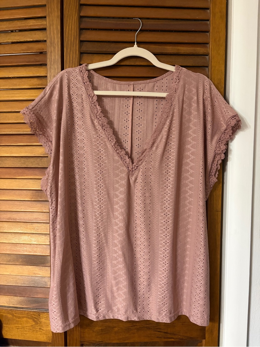 Women’s Lace Trim Eyelet V-Neck Tee - Dusty Rose